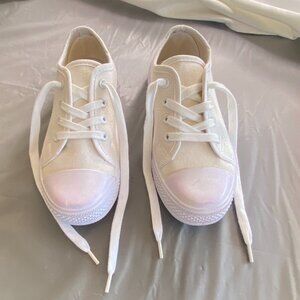 Unbranded Girls white/cream canvas shoes (size 2-3)